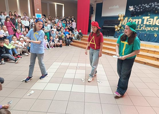 występ dziewczynek z klasy 5b