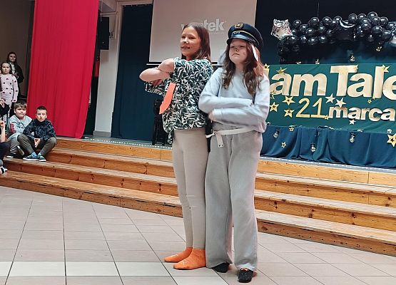 występ dziewczynek z klasy 5b