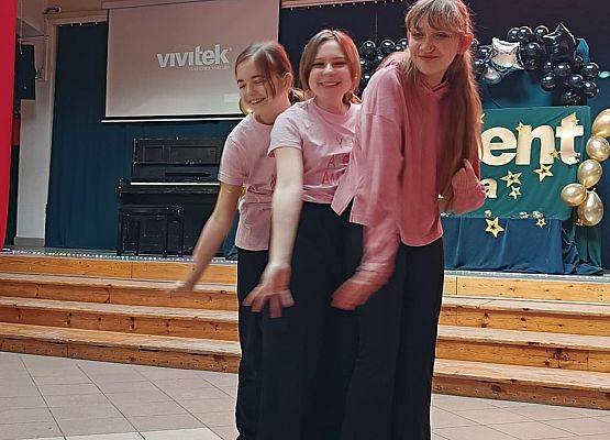 występ dziewczynek z klasy 5b