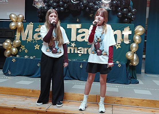 dziewczynki śpiewają