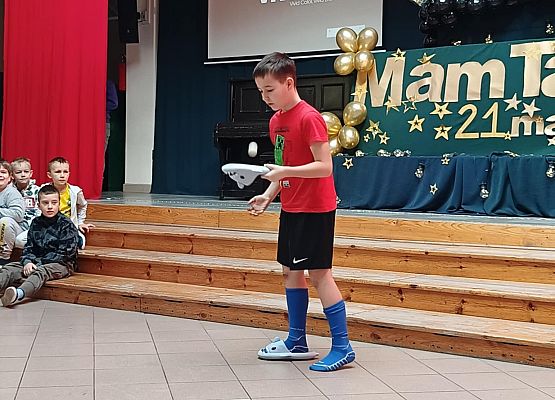 Beniami odbija piłeczkę