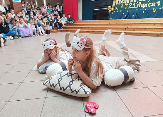 występ dziewczynek z klasy 3a