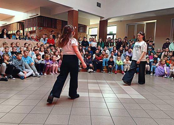 występ taniec dziewczynek