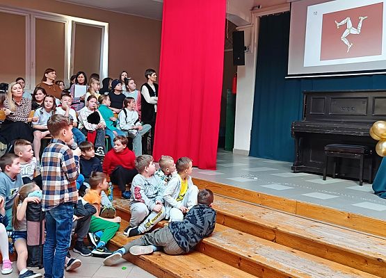 chłopiec poznaje państwa po flagach