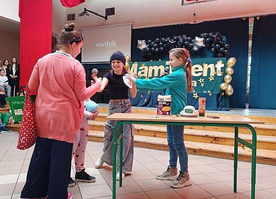 kabaret w wykonaniu dziewczynek z klasy 4