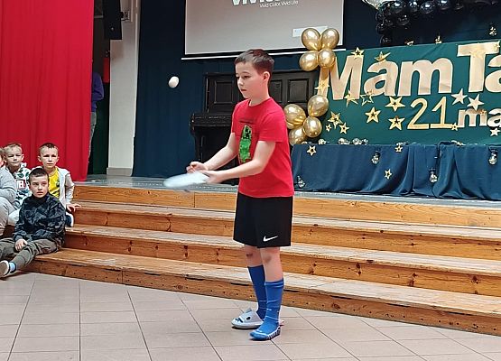 Beniami odbija piłeczkę