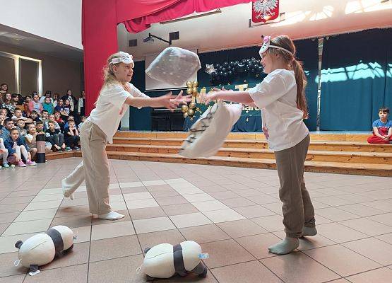 występ dziewczynek z klasy 3a