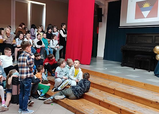 chłopiec poznaje państwa po flagach