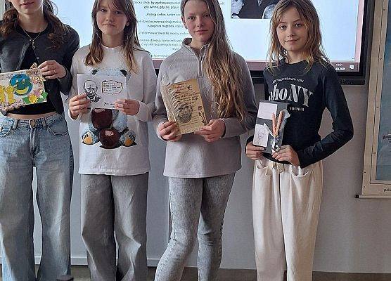 uczennice z kartkami