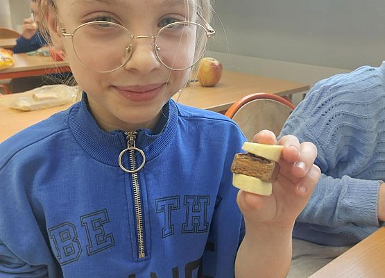 Lila złożyła swoją słodką kanapkę