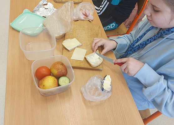 Klaudia robi ulamkowa kanapkę