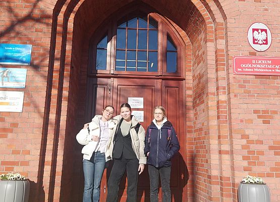 dziewczynki pod Liceum