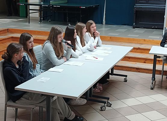 uczennice podczas debaty