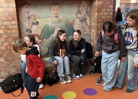 Uczeń chodzi po krążkach sensorycznych.