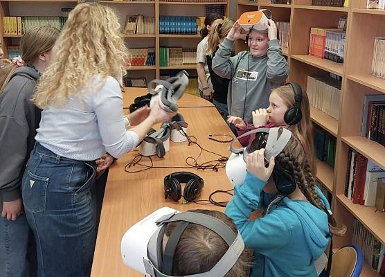 Uczniowie w okularach VR oglądają film pokazujący świat z perspektywy osoby ze spectrum autuzmu