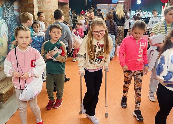 Uczennica porusza się przy pomocy kul