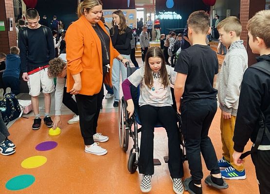 Uczennica porusza się na wózku inwalidzkim