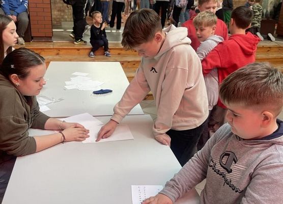 Uczniowie zapoznają się z Alfabetem Braille'a