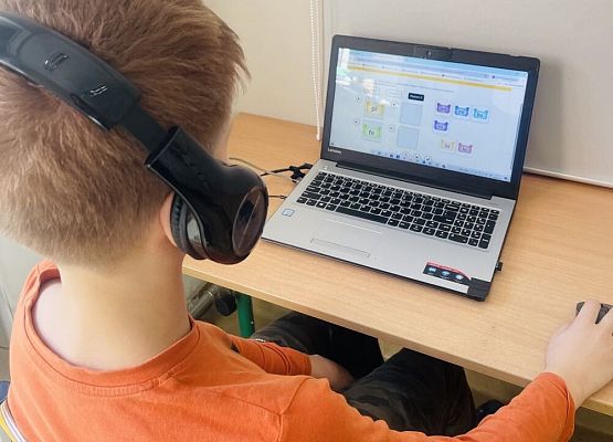 Uczeń pracuje z programem komputerowym Uwaga słuchowa