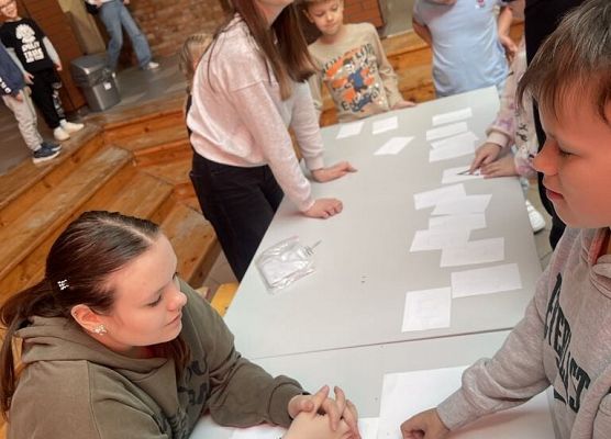 Uczniowie zapoznają się z Alfabetem Braille'a