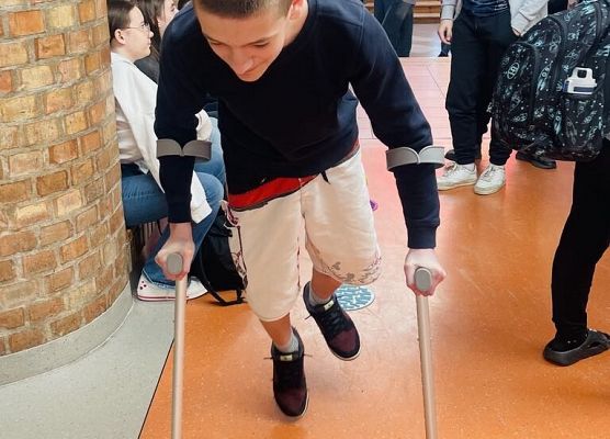 Uczeń porusza się przy pomocy kul