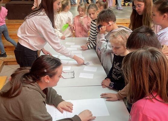 Uczniowie zapoznają się z Alfabetem Braille'a