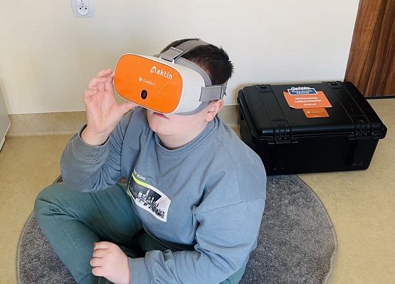 Uczeń w okularach VR