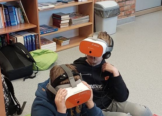 Uczniowie w okularach VR oglądają film pokazujący świat z perspektywy osoby ze spectrum autuzmu