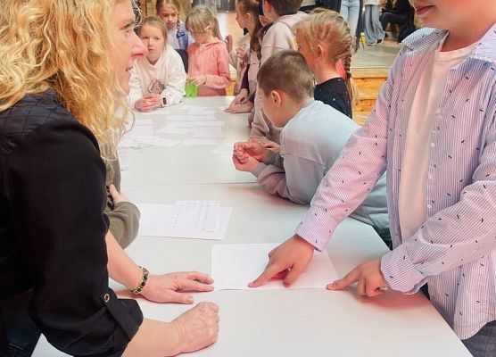 Uczniowie zapoznają się z Alfabetem Braille'a