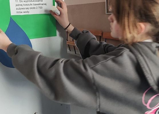 uczennica wieszająca ciekawostki o wodzie