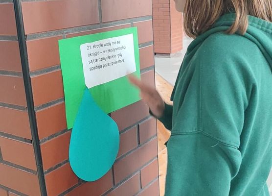 uczennica wieszająca ciekawostki o wodzie