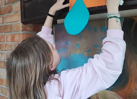 uczennica wieszająca ciekawostki o wodzie