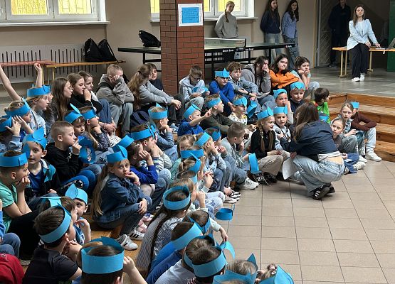 uczennica klasy 8 prowadząca quizz