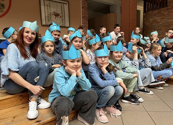 uczniowie klasy 2b wraz z wychowawcą