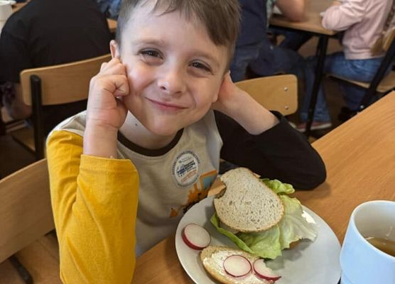 Hubert zadowolony je swoje kanapki