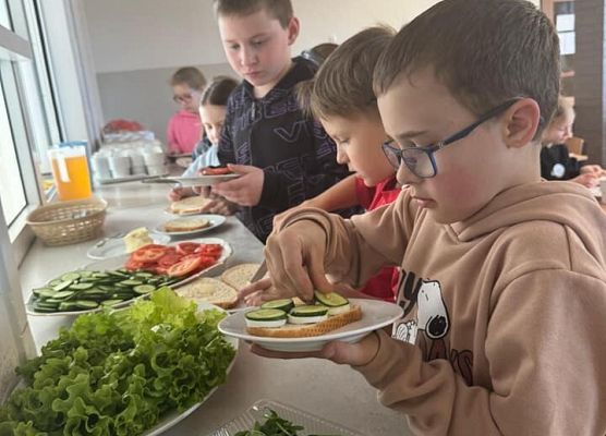 chłopcy przygotowują kanapki