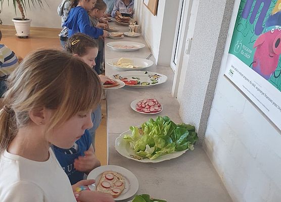 dzieci przygotowują kanapki