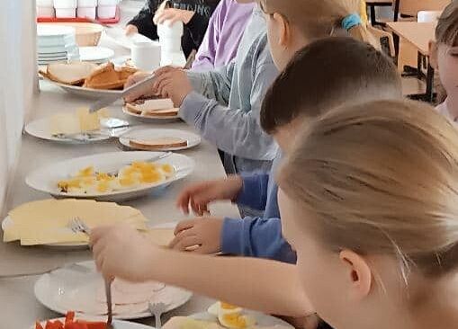 dzieci przygotowują kanapki