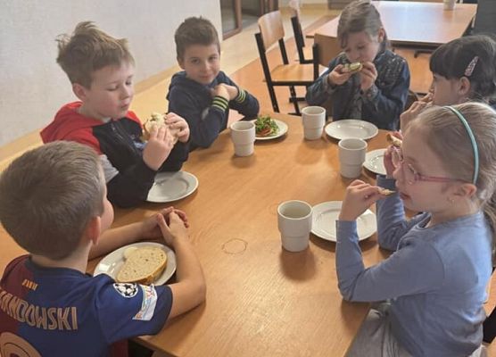 dzieci z 1b jedzą kanapeczki
