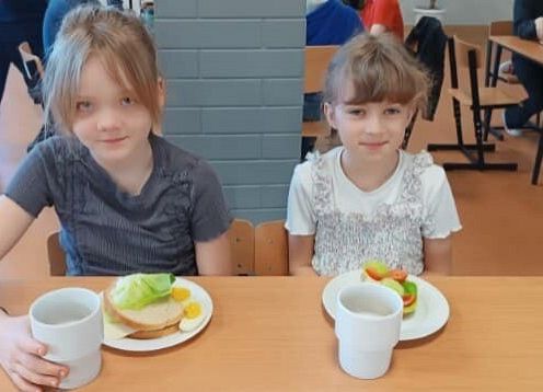 dziewczynki jadzą kanapki