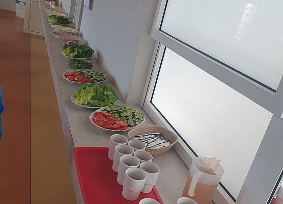 herbatka oraz porcja witamin czeka na dzieci