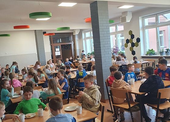 wszyscy wspólnie spożywają śniadanie