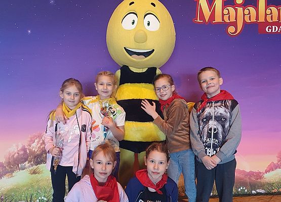 dzieci w parku rozrywki