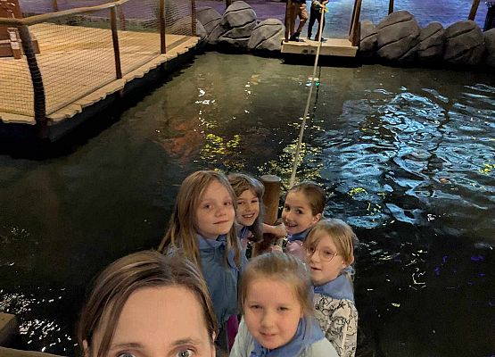 dziewczynki z Panią Dorotką