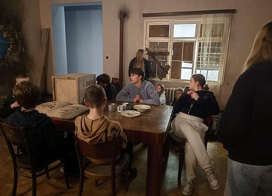 siedzimy w pokoju przy stole