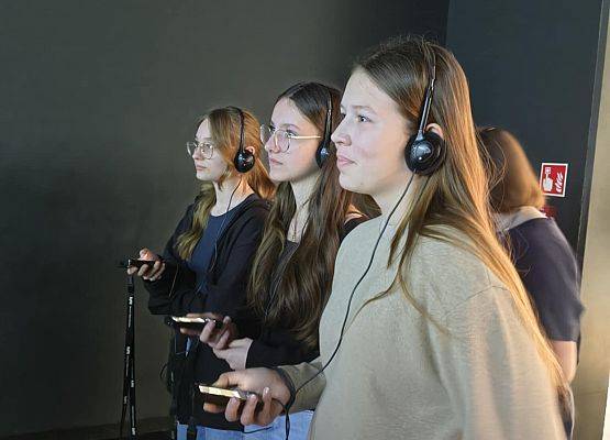 dziewczynki z 8b zwiedzają muzeum