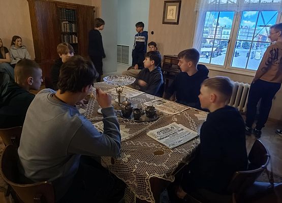 uczniowie siedzą przy stole