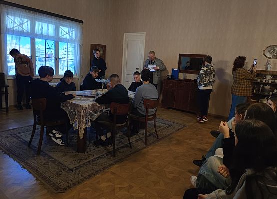 klasa 7a w pokoju podczas warsztatów