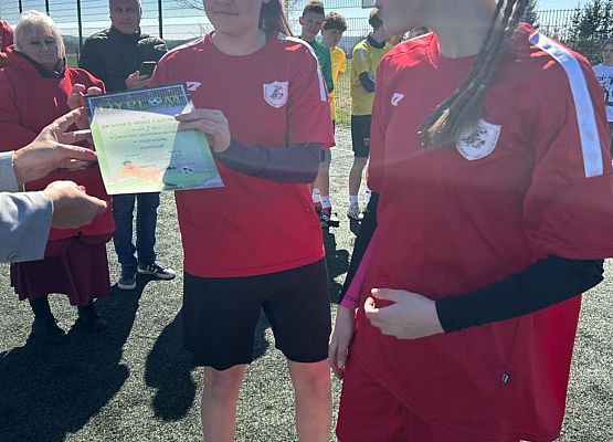 Uczniowie odbierają dyplom