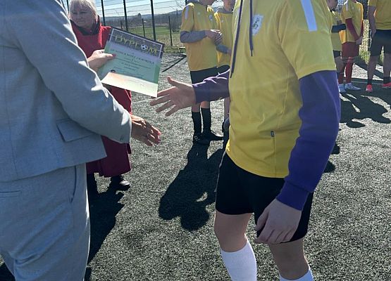 Uczniowie odbierają dyplom